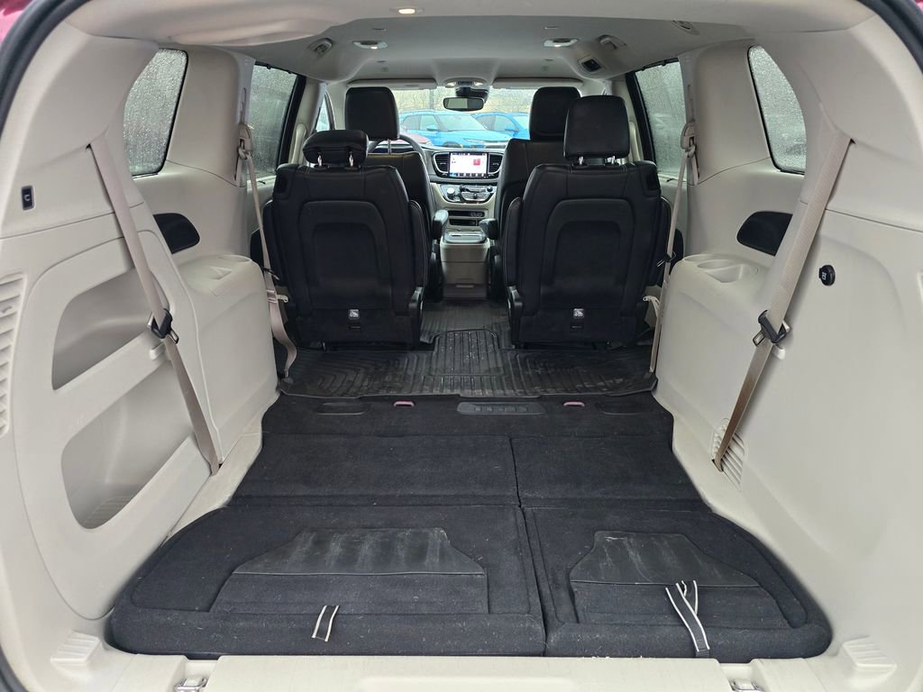 Used 2022 Chrysler Pacifica Touring-L image 12