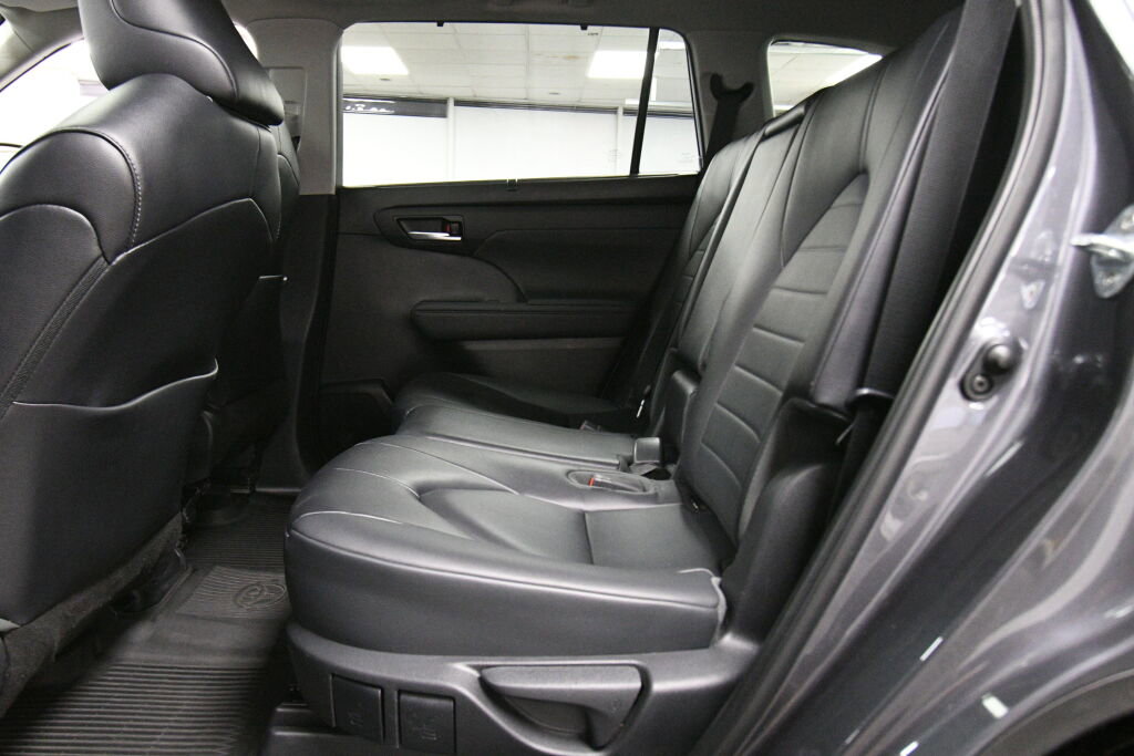 Certified 2023 Toyota Highlander XLE image 21