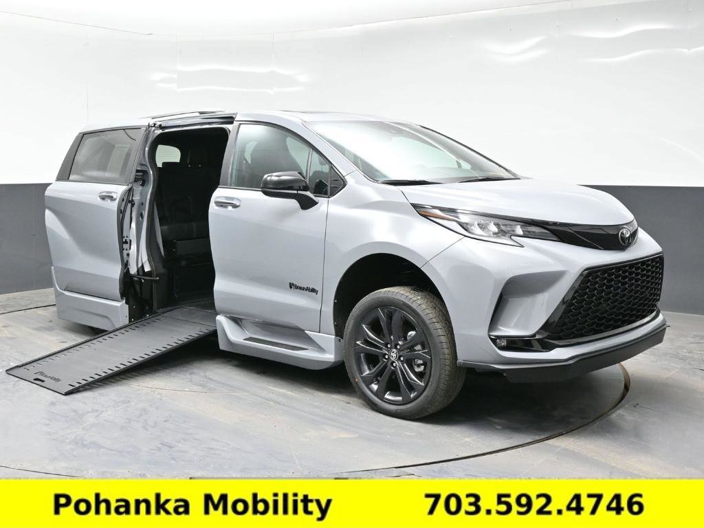Used 2026 Toyota Sienna XSE image 1
