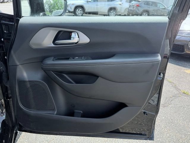 Used 2025 Chrysler Pacifica Select FWD image 17