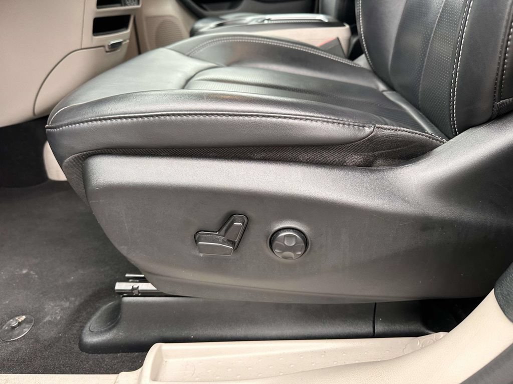 Used 2023 Chrysler Pacifica Touring-L FWD image 11