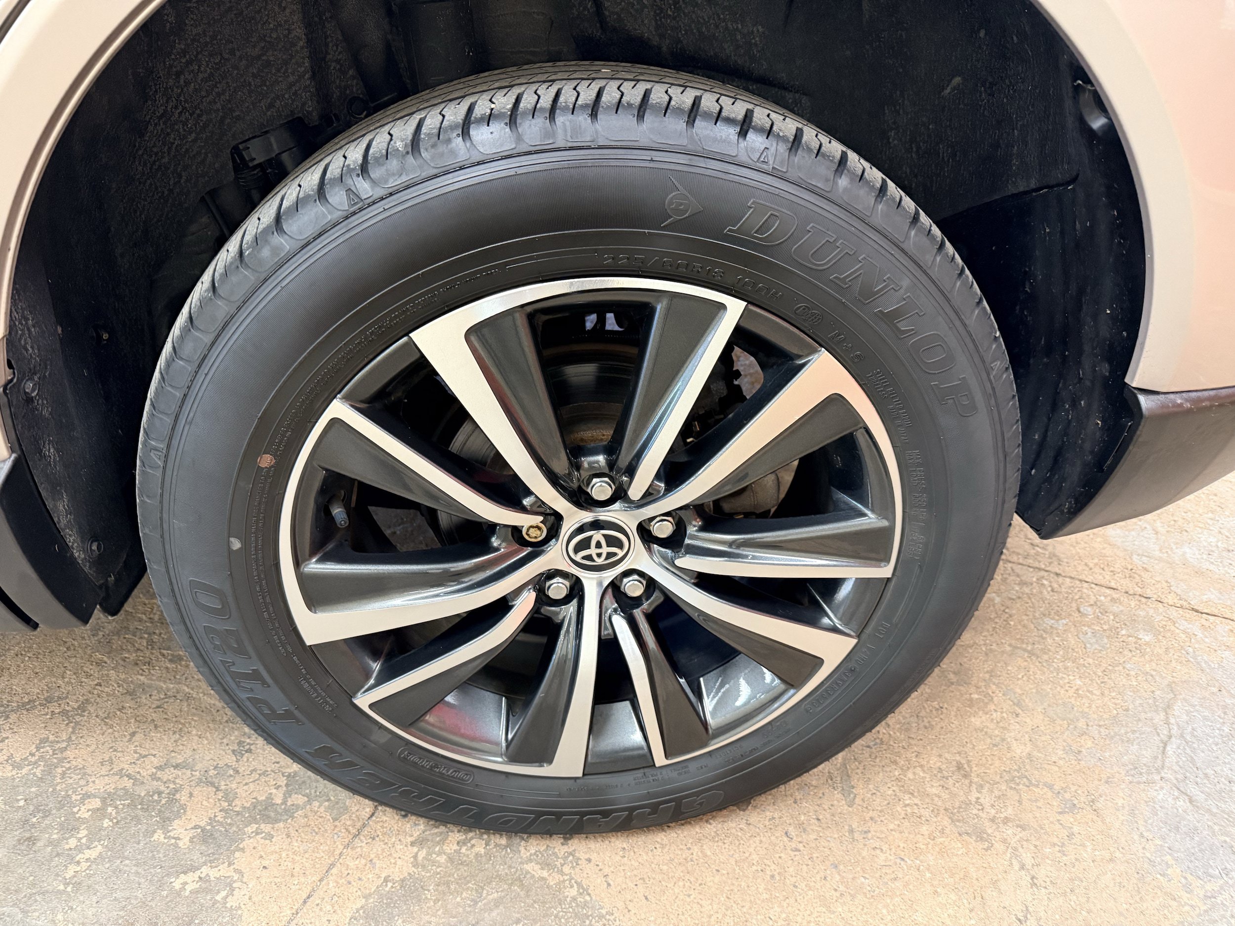 Used 2023 Toyota Venza LE AWD/4WD image 8