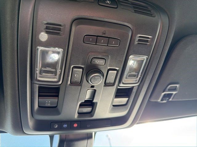 Used 2021 GMC Yukon Denali w/ Denali Premium Package image 28