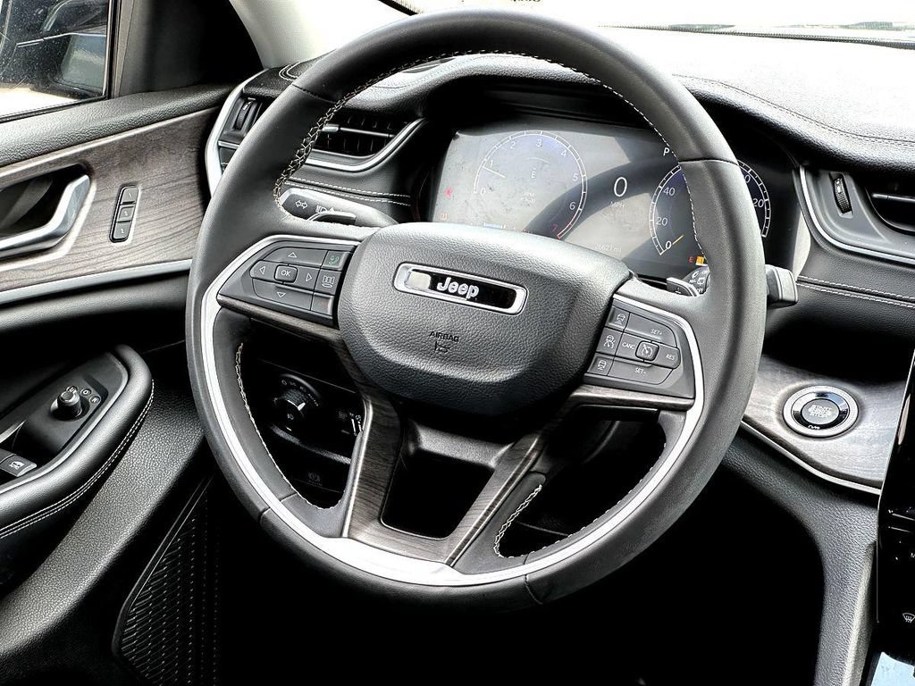 Used 2023 Jeep Grand Cherokee L Limited w/ Luxury Tech Group II RWD image 30