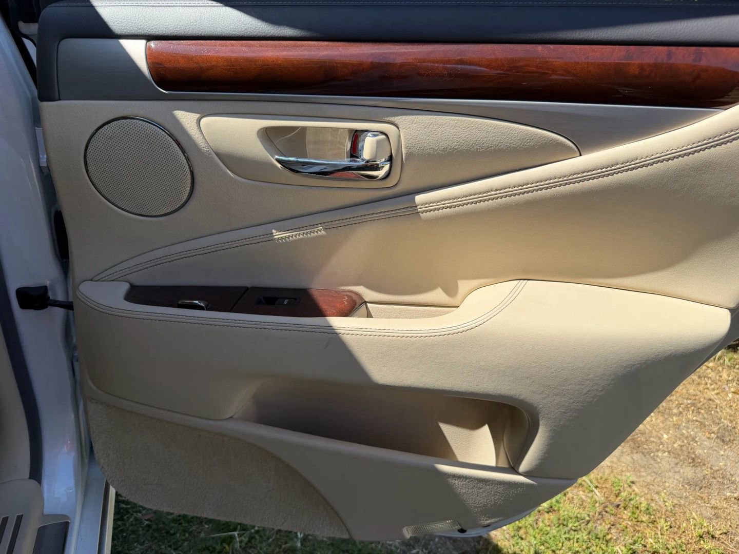 Used 2016 Lexus LS 460 w/ Comfort Package image 17