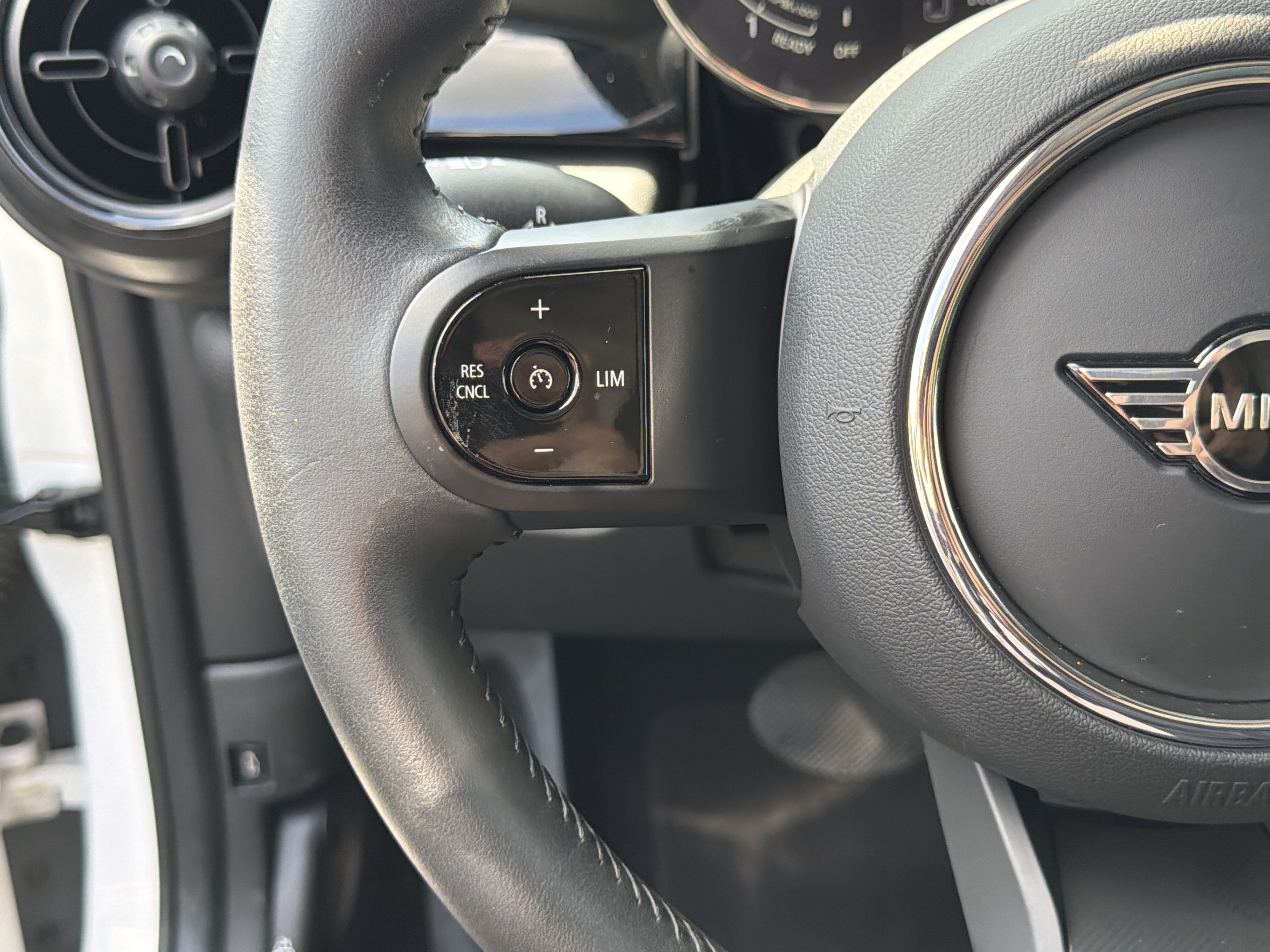 Used 2024 MINI Cooper 4-Door Hardtop FWD image 29