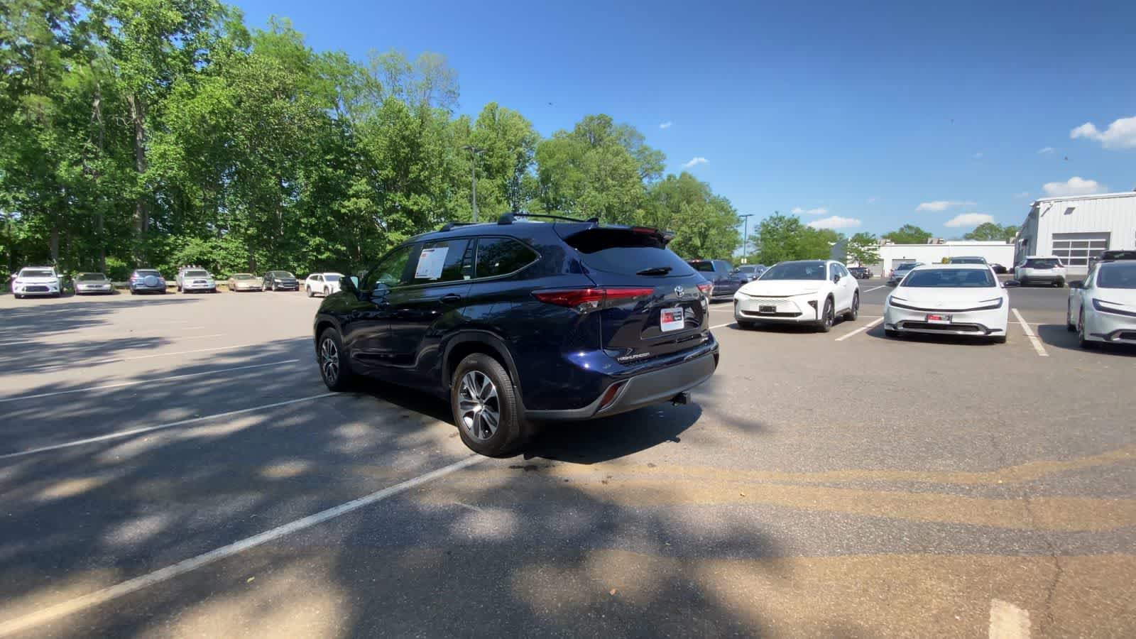 Used 2023 Toyota Highlander XLE AWD/4WD image 9