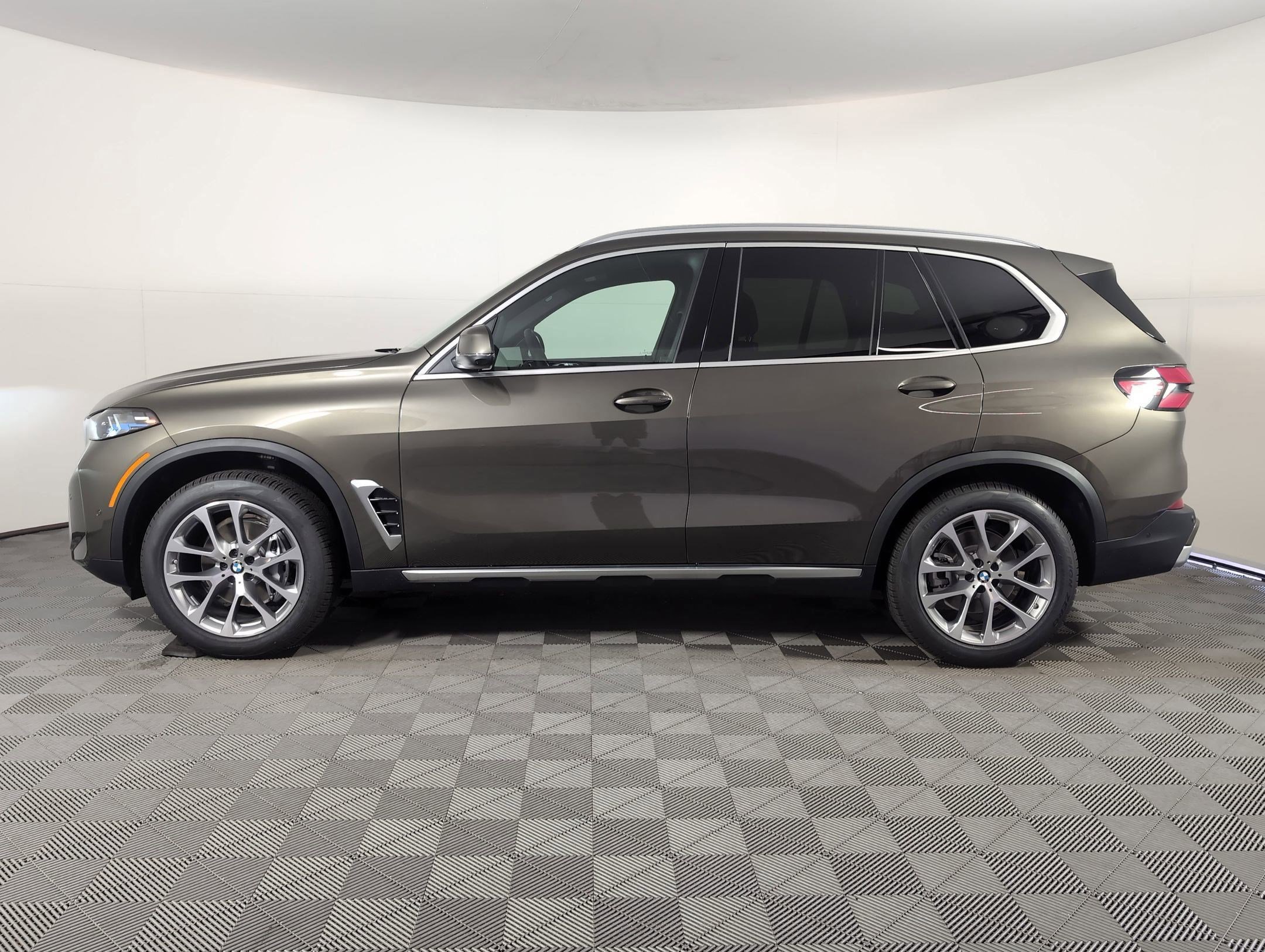 Used 2026 BMW X5 sDrive40i w/ Premium Package image 2