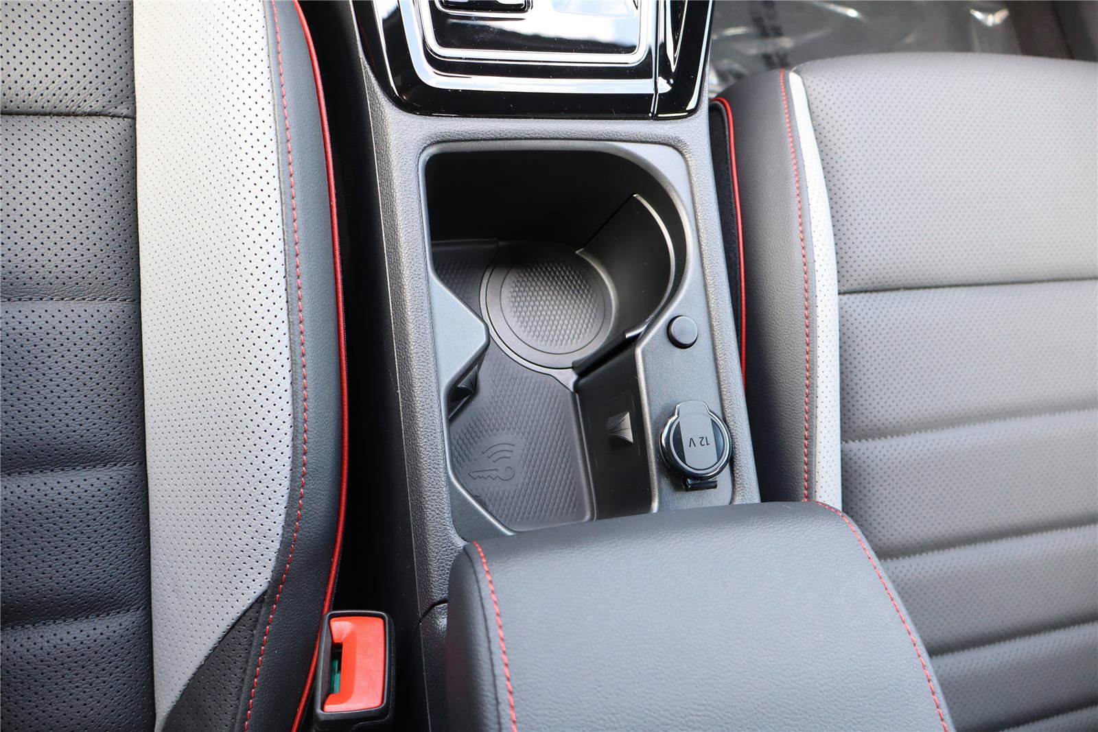 Certified 2025 Volkswagen GTI SE FWD image 22