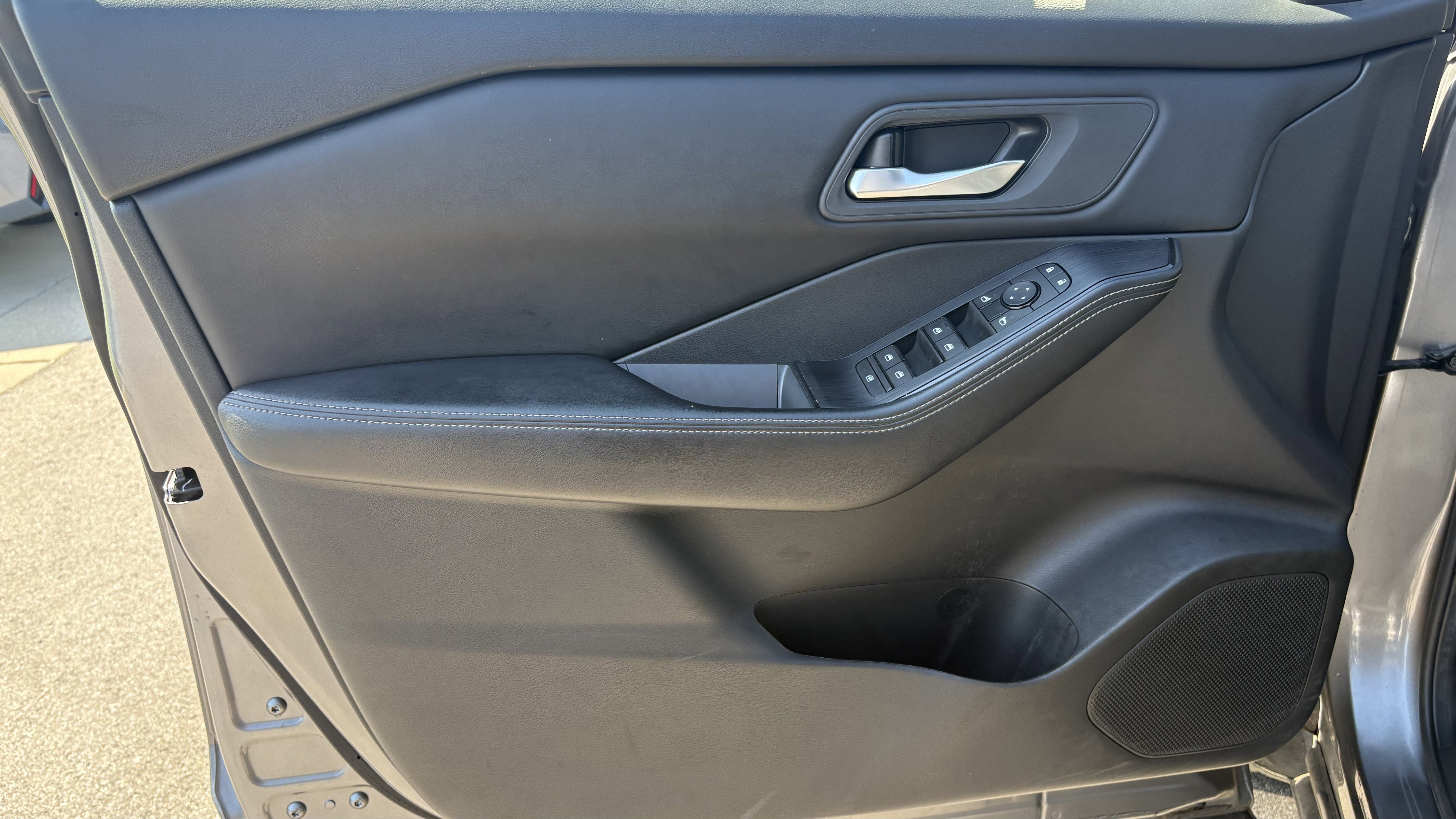 Used 2024 Nissan Rogue SV image 16