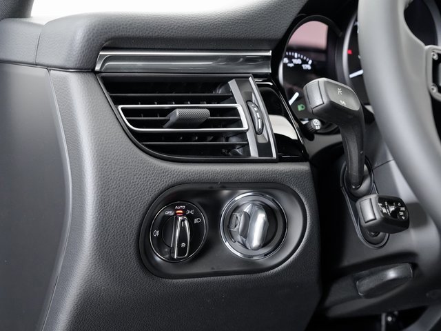 Used 2025 Porsche Macan image 11