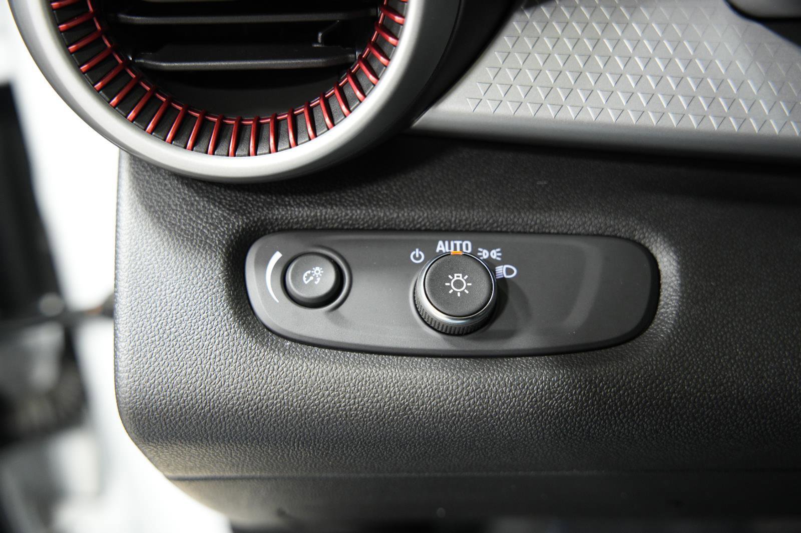 Used 2024 Chevrolet Trax RS w/ Sunroof Package FWD image 27