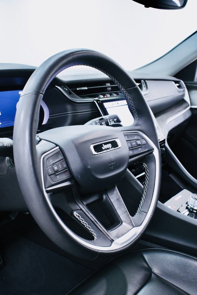 Used 2023 Jeep Grand Cherokee Limited image 12