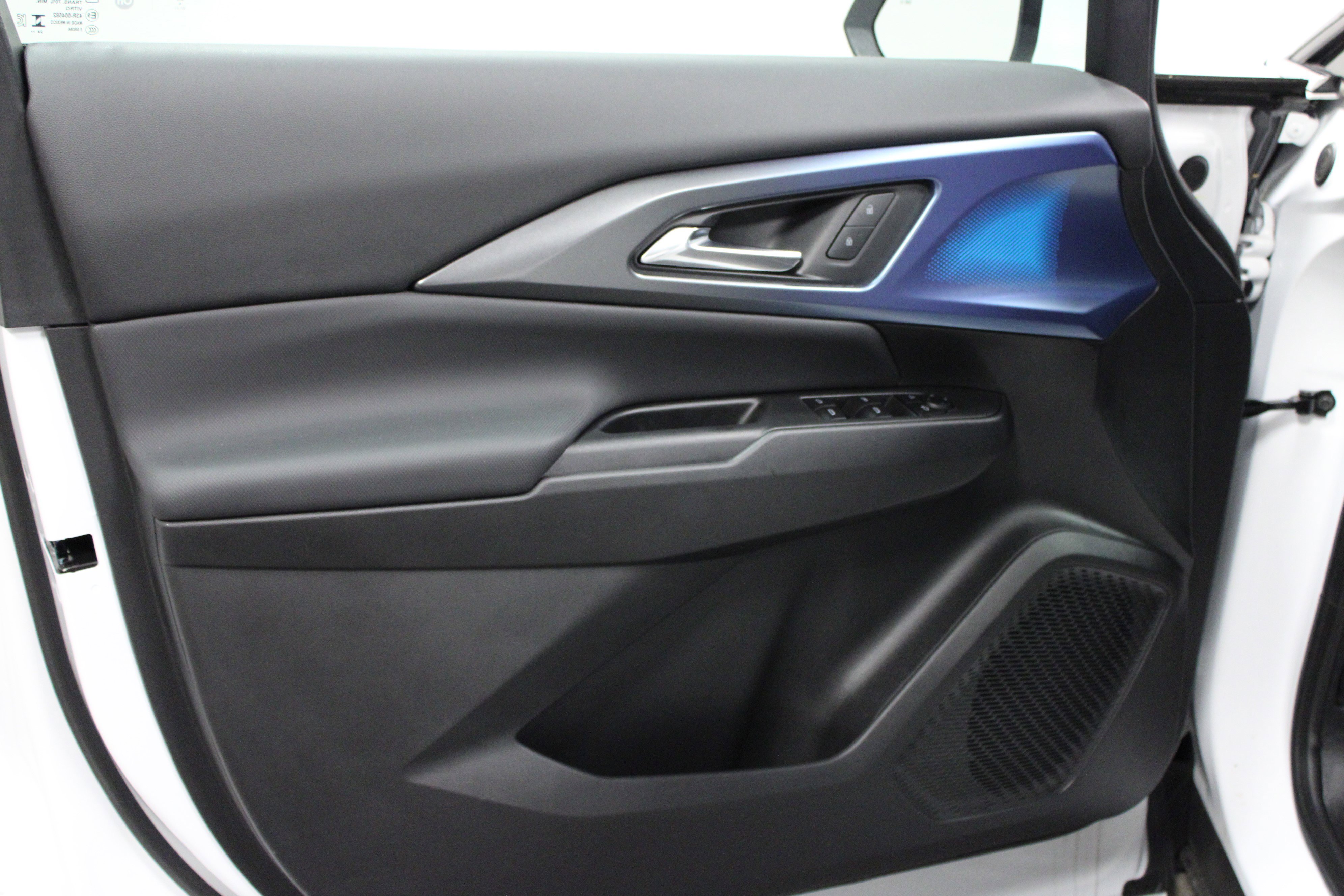 Used 2025 Chevrolet Equinox EV LT w/ Convenience Package image 11