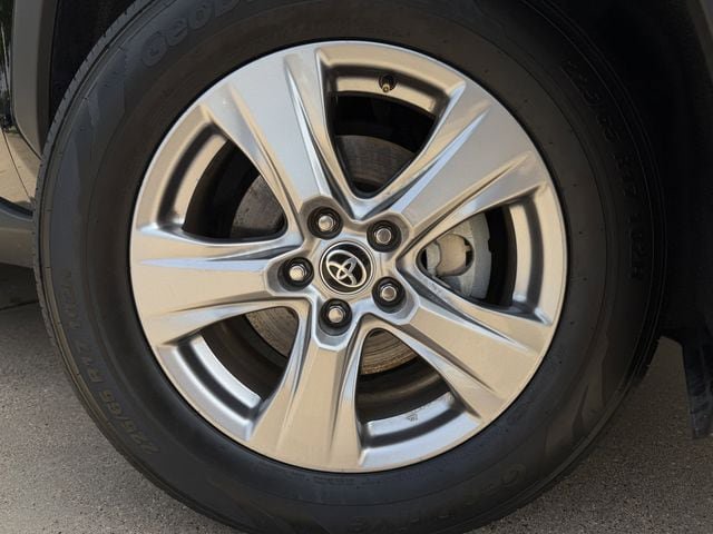 Certified 2022 Toyota RAV4 XLE w/ Convenience Package FWD image 10