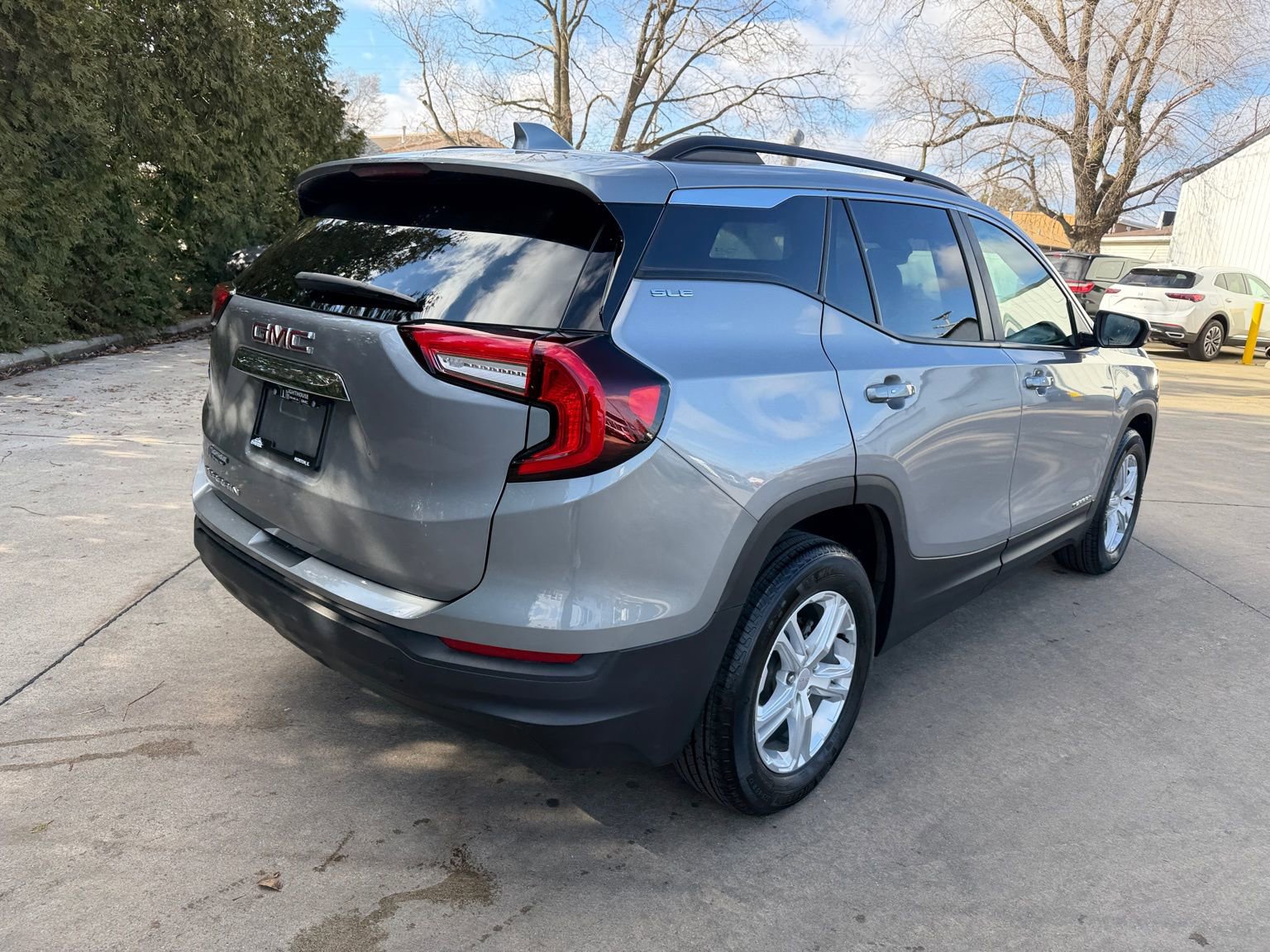 Used 2024 GMC Terrain SLE w/ Driver Convenience Package image 30