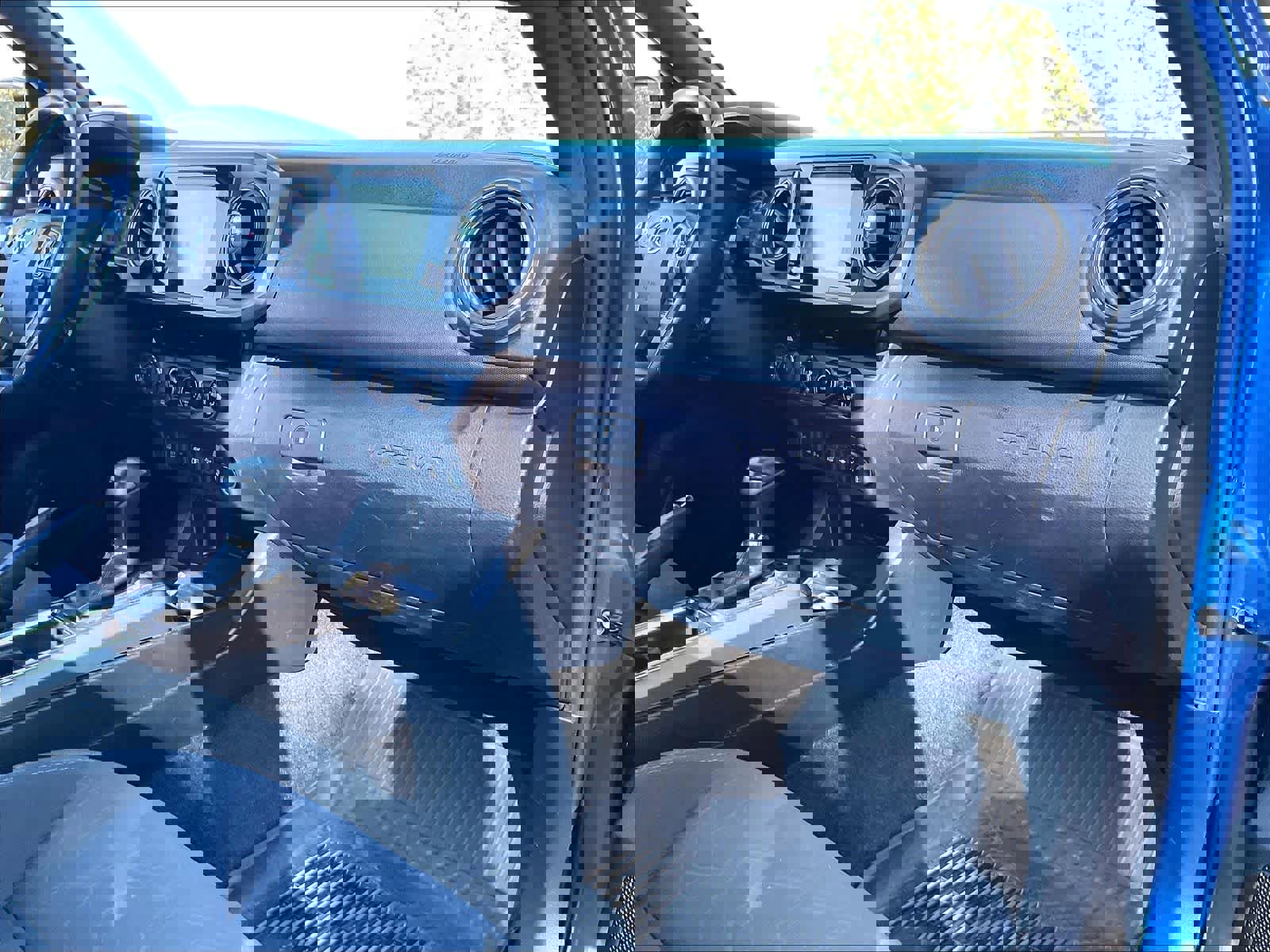 Used 2018 Toyota Tacoma TRD Off-Road w/ Technology Package image 17