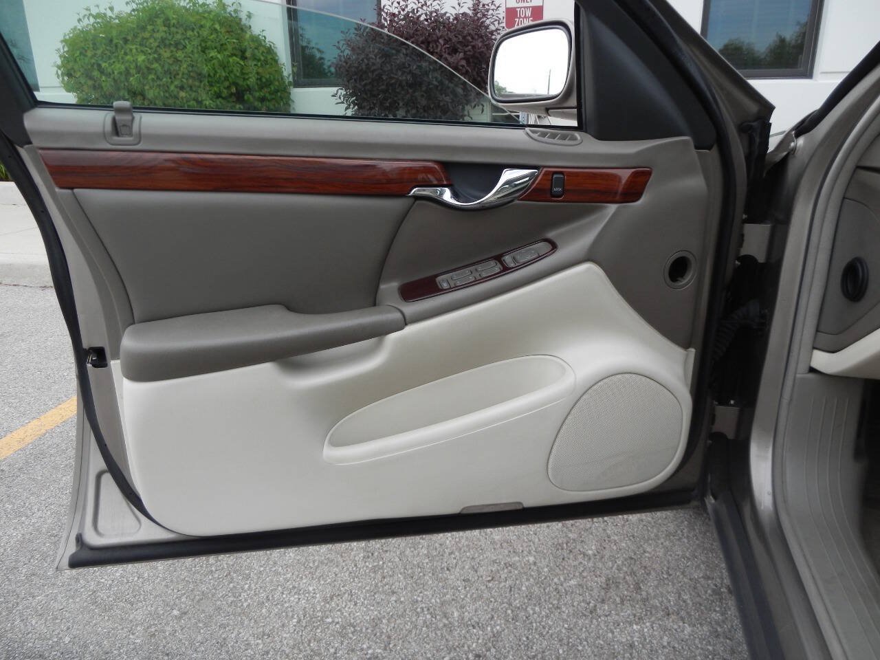 Used 2002 Cadillac De Ville FWD image 25