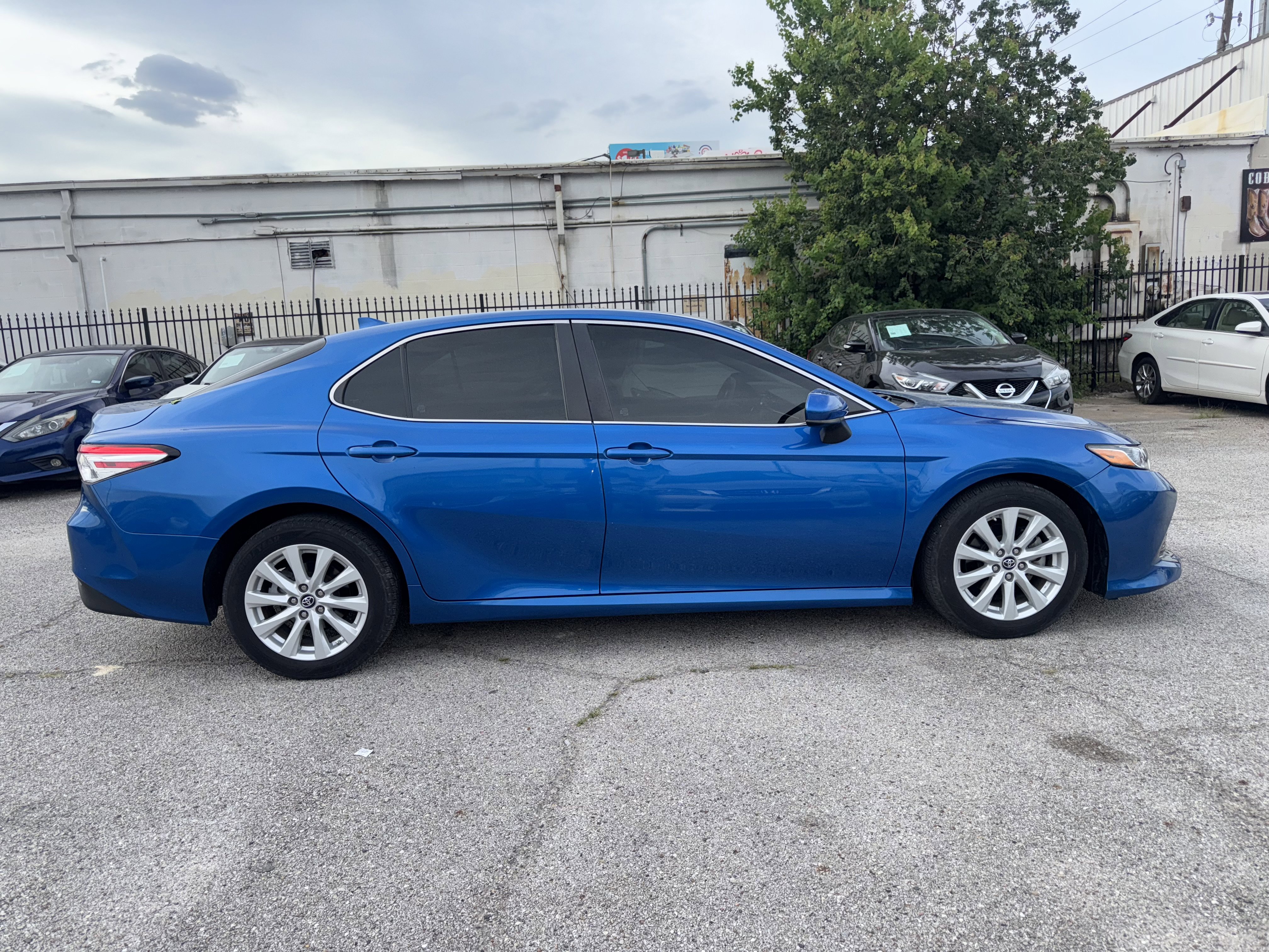 Used 2019 Toyota Camry LE image 5