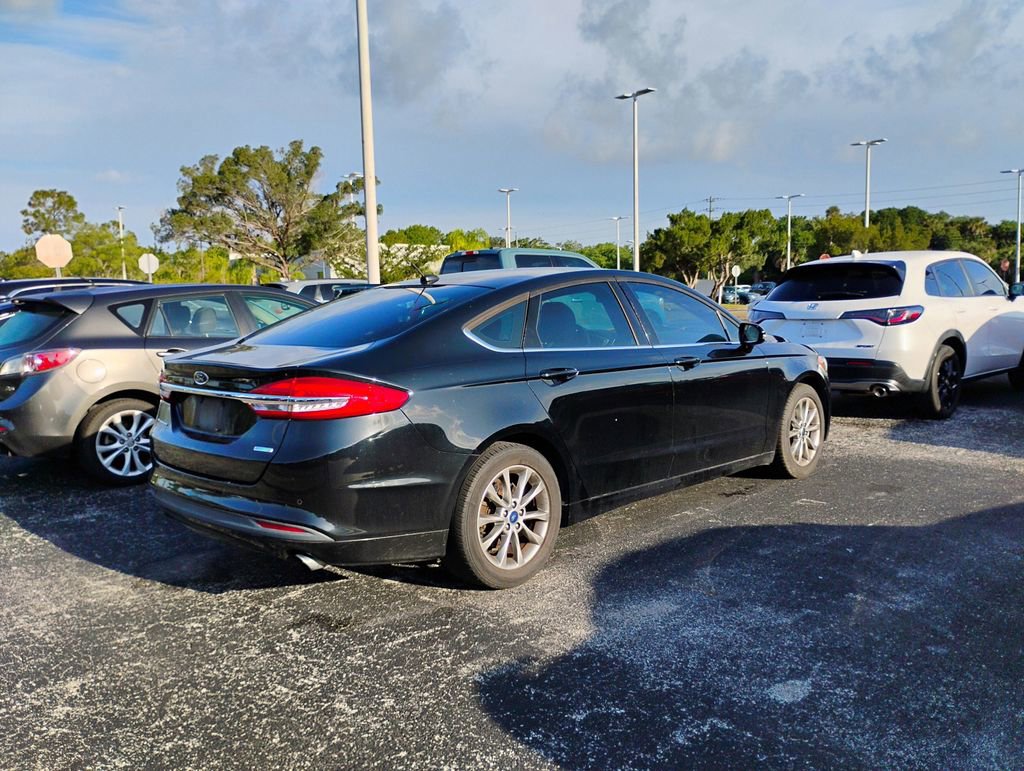 Used 2017 Ford Fusion SE FWD image 4