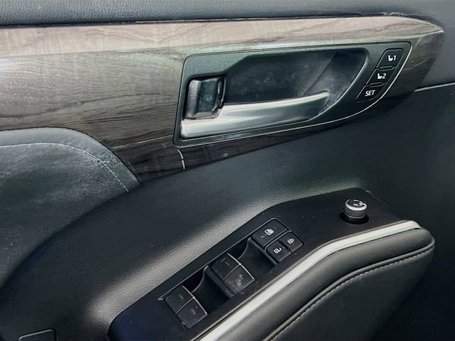 Used 2021 Toyota Highlander Platinum AWD/4WD image 16