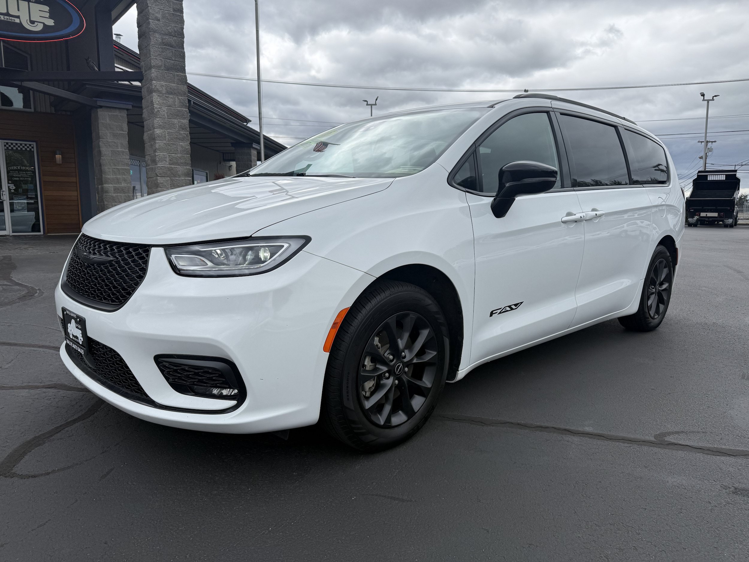 Used 2025 Chrysler Pacifica Select FWD image 1
