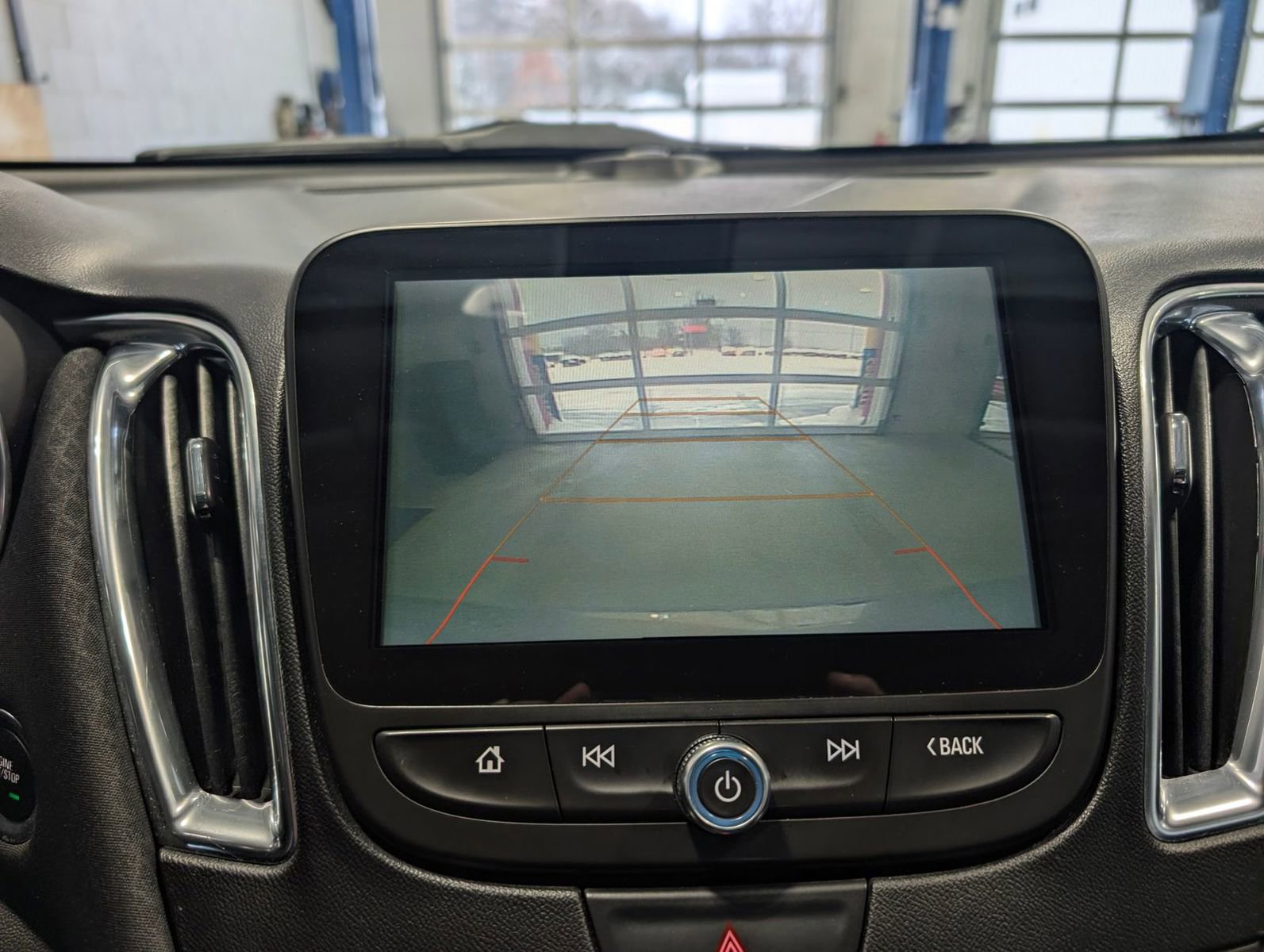 Used 2018 Chevrolet Malibu LT image 17