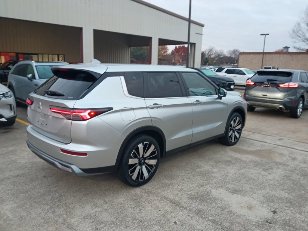 Used 2025 Mitsubishi Outlander SE image 9