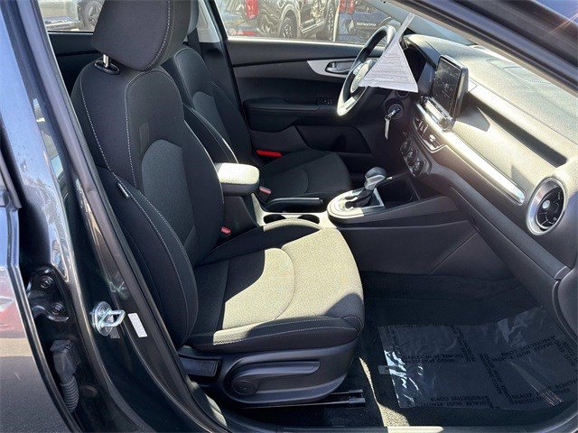 Used 2022 Kia Forte LXS w/ LXS Technology Package image 9
