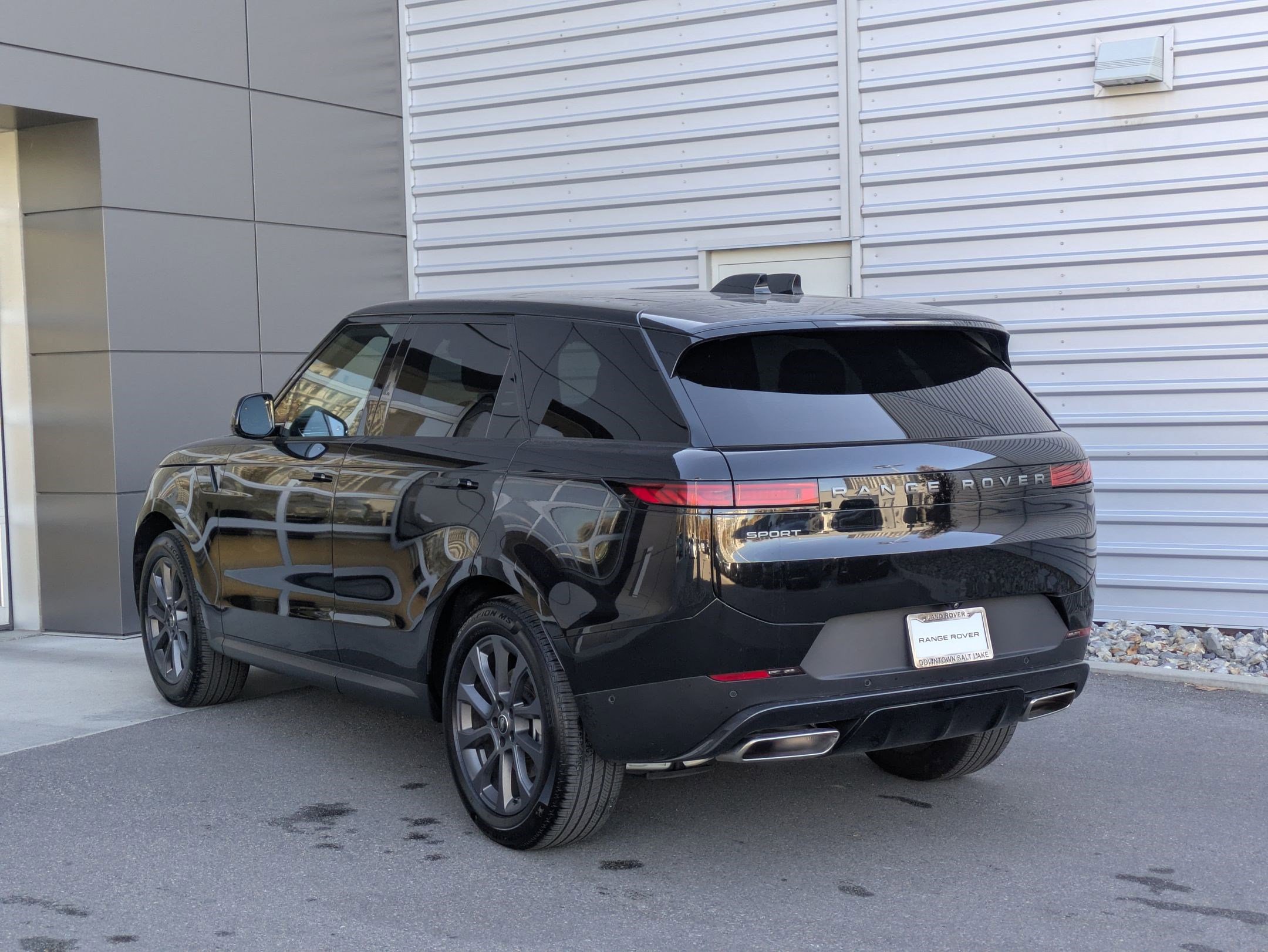 Used 2025 Land Rover Range Rover Sport image 3