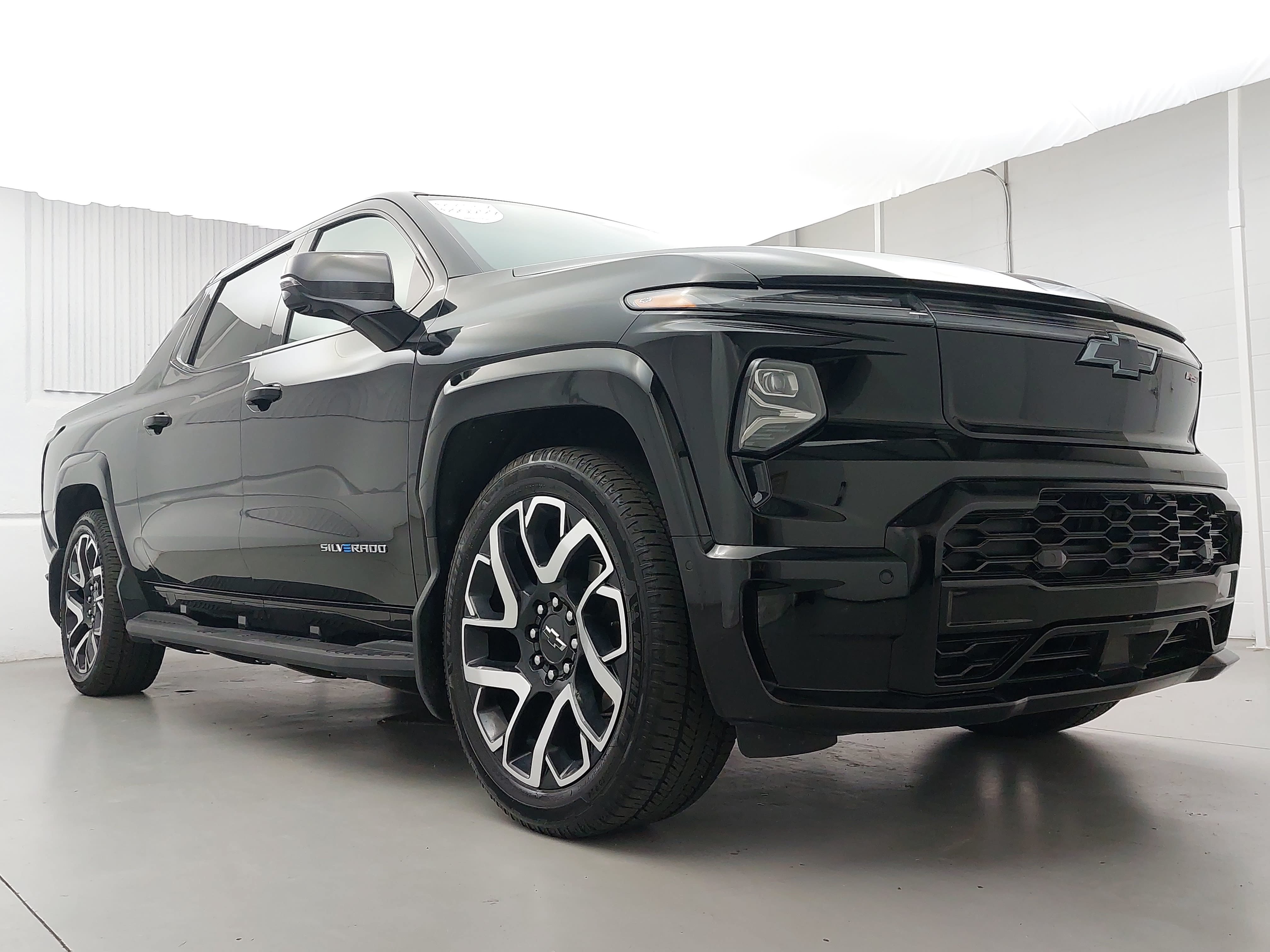 Used 2024 Chevrolet Silverado EV RST AWD/4WD image 9