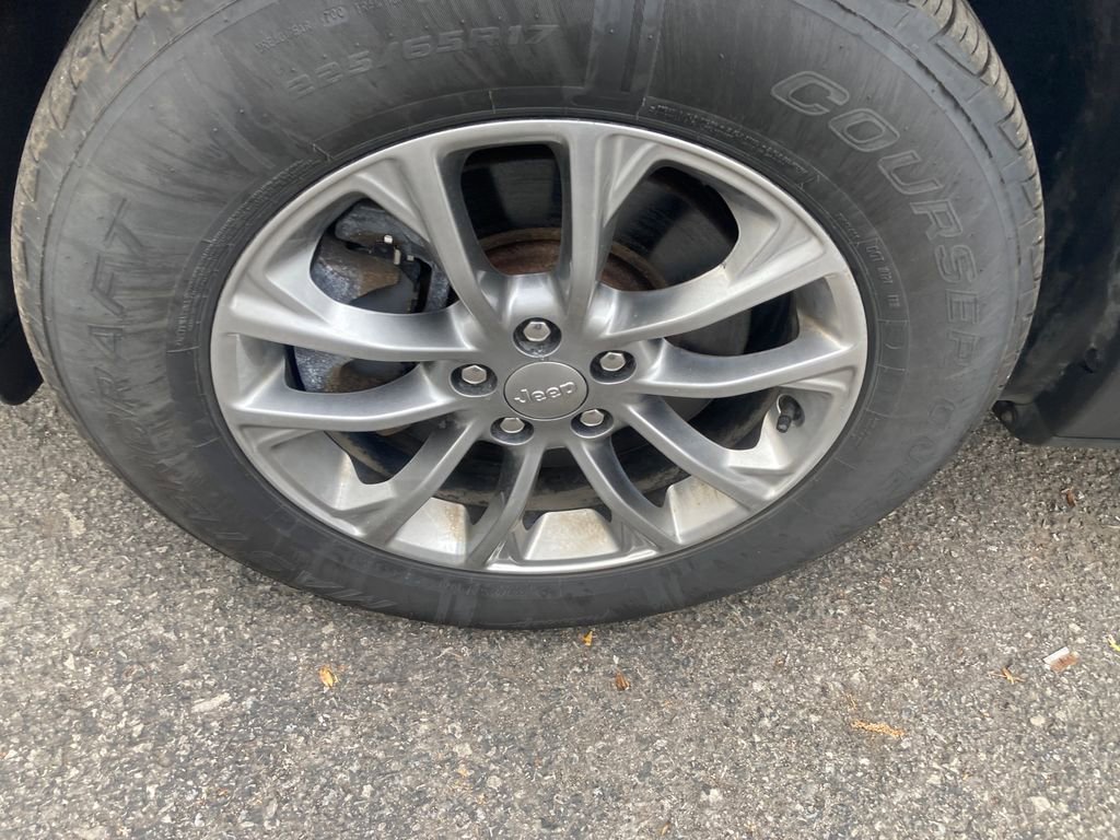 Used 2019 Jeep Cherokee Latitude Plus w/ Cold Weather Group AWD/4WD image 35