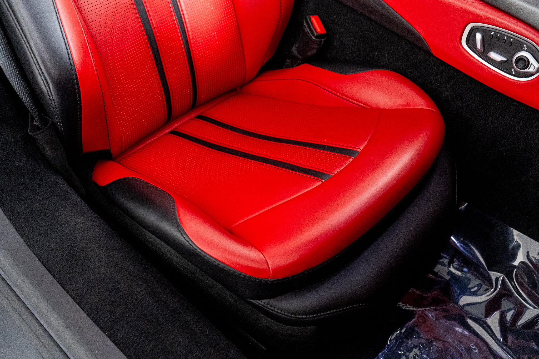 Used 2021 Aston Martin V8 Vantage Roadster image 31