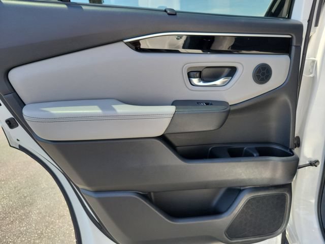 Certified 2025 Honda Pilot Touring image 16