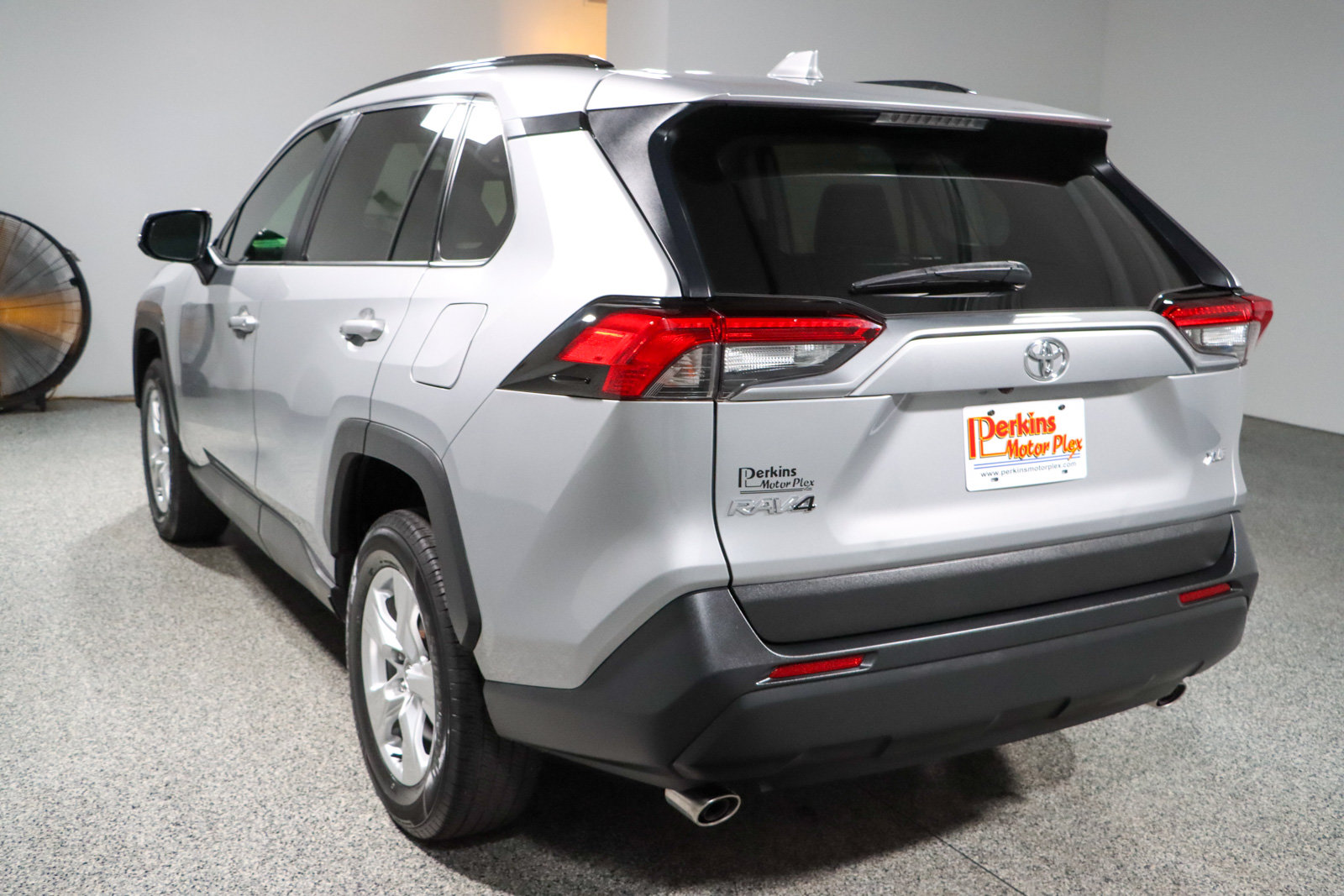 Used 2020 Toyota RAV4 XLE FWD image 9