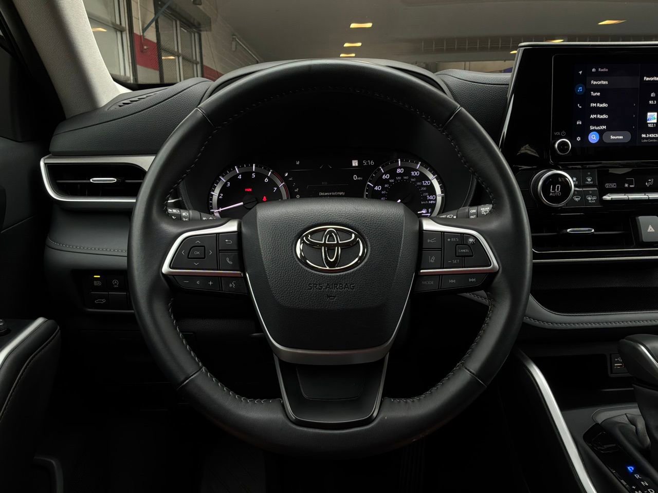Used 2025 Toyota Highlander LE FWD image 33