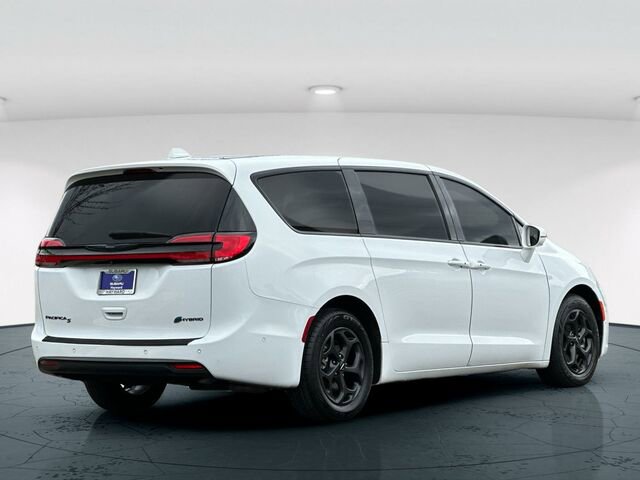 Used 2022 Chrysler Pacifica Touring-L w/ Uconnect Theater Family Group image 6