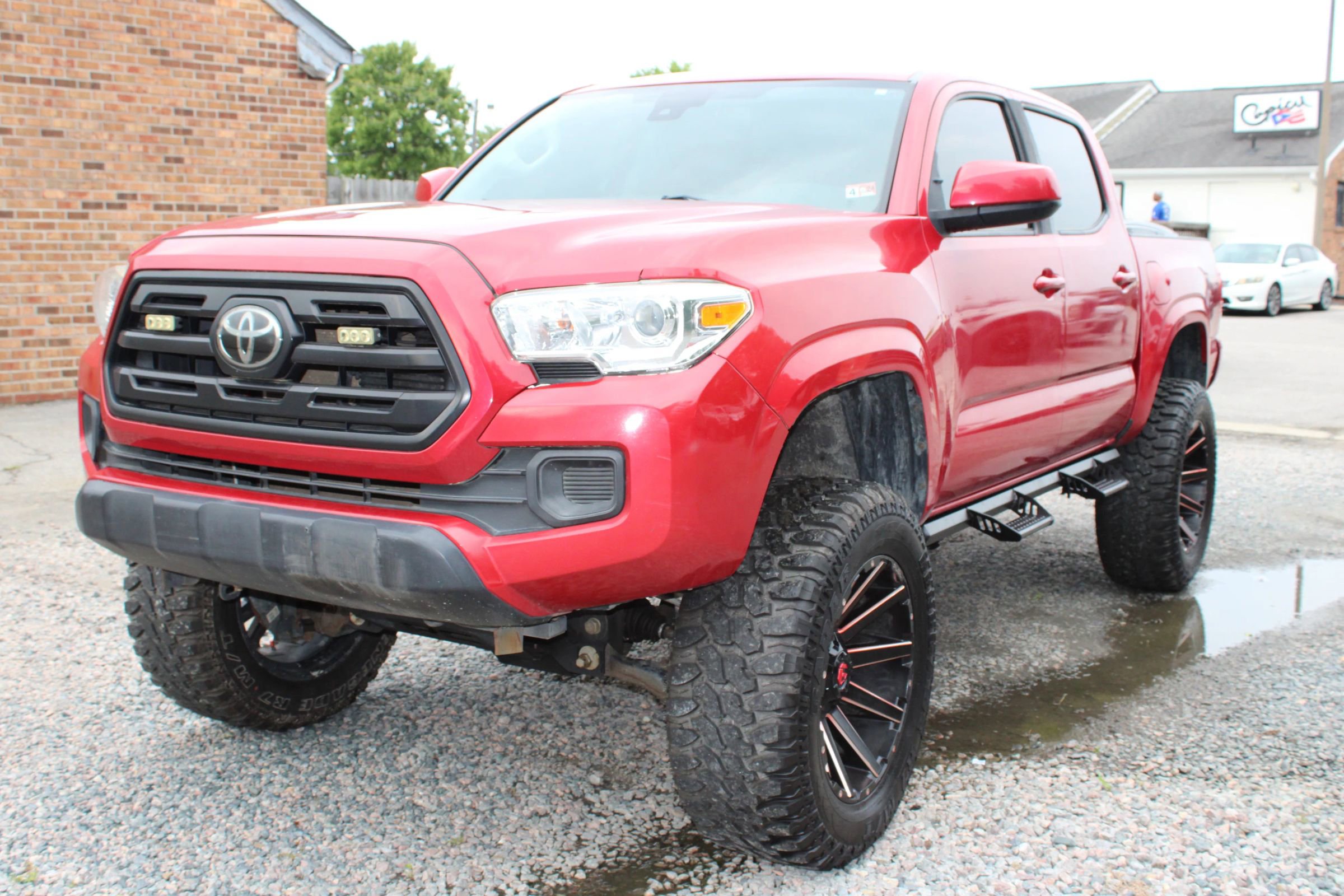 Used 2019 Toyota Tacoma SR image 1