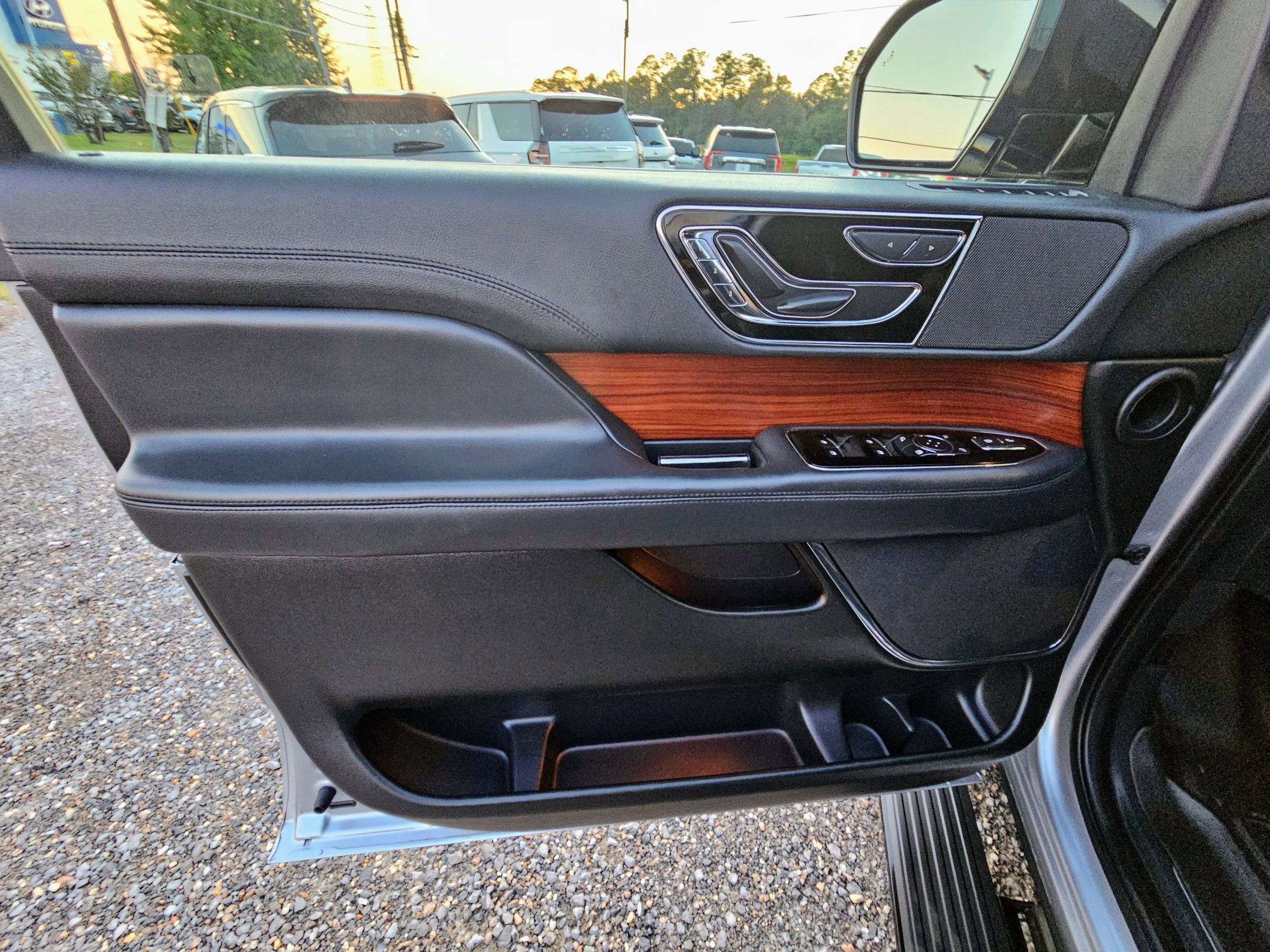 Used 2023 Lincoln Navigator 2WD image 13