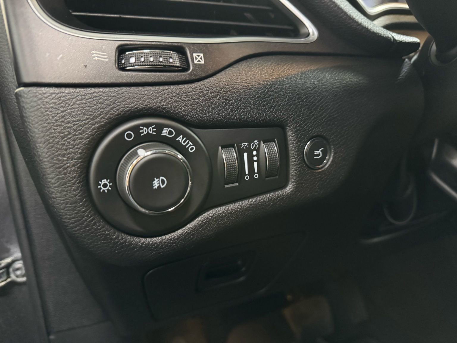 Used 2021 Jeep Cherokee Trailhawk w/ Comfort/Convenience Group image 22