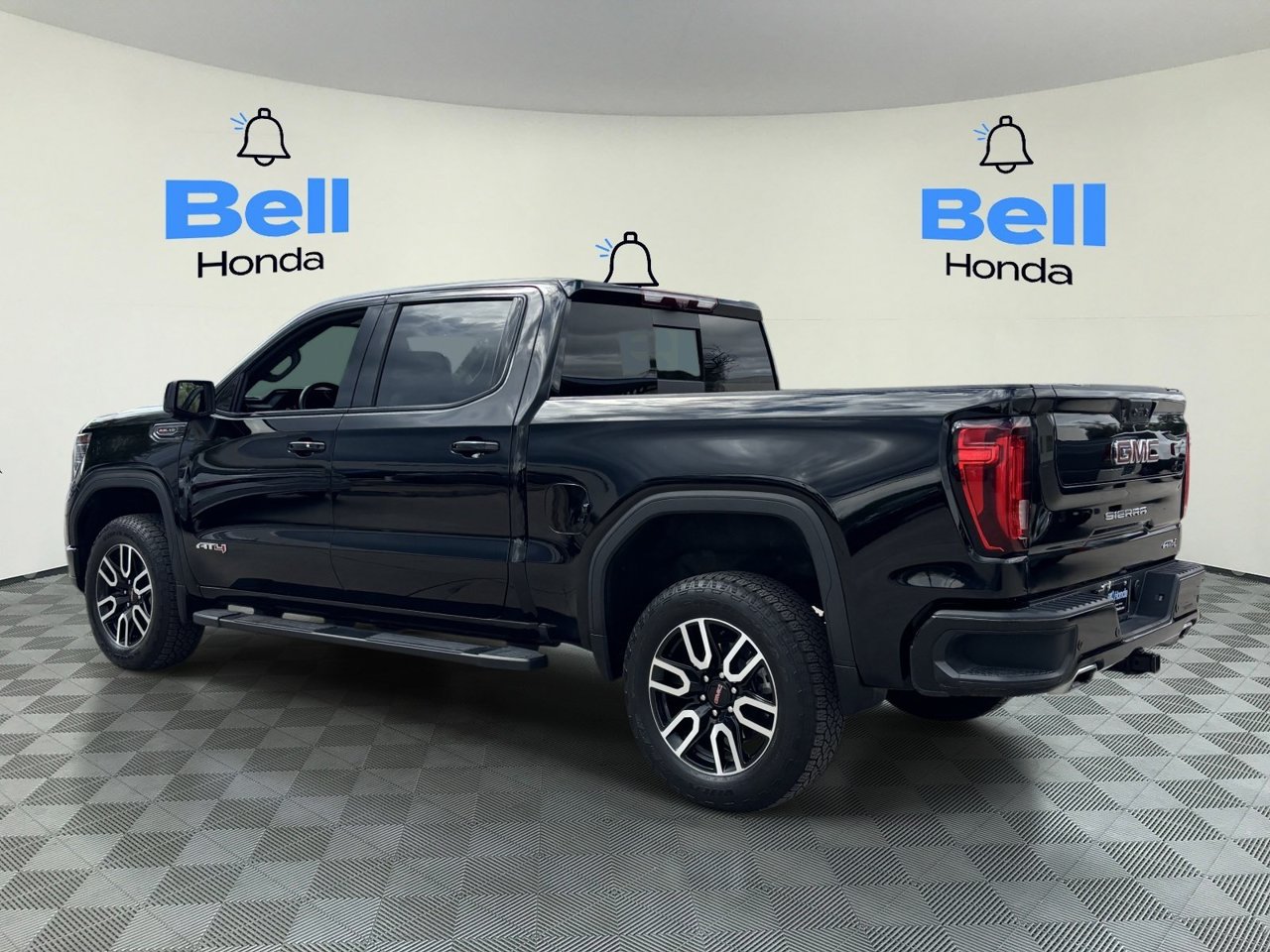 Used 2024 GMC Sierra 1500 AT4 w/ Technology Package AWD/4WD image 3