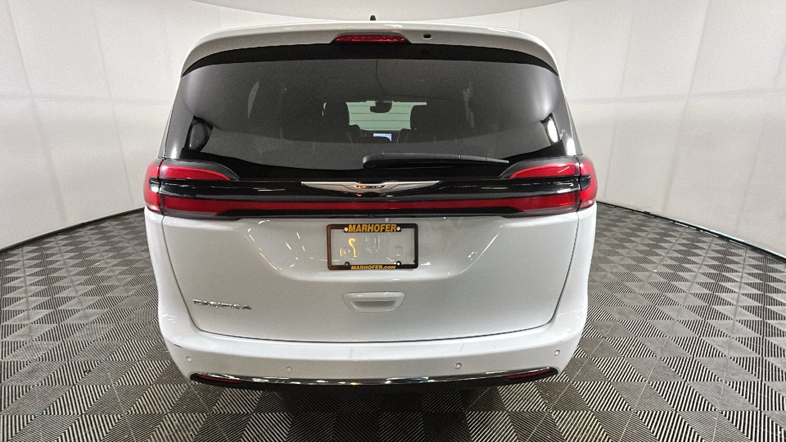 Used 2024 Chrysler Pacifica Touring-L FWD image 4