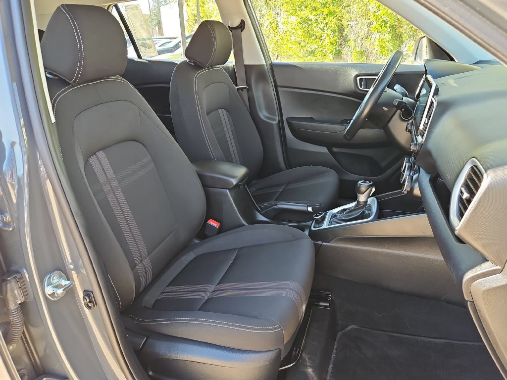 Used 2025 Hyundai Venue SEL FWD image 31