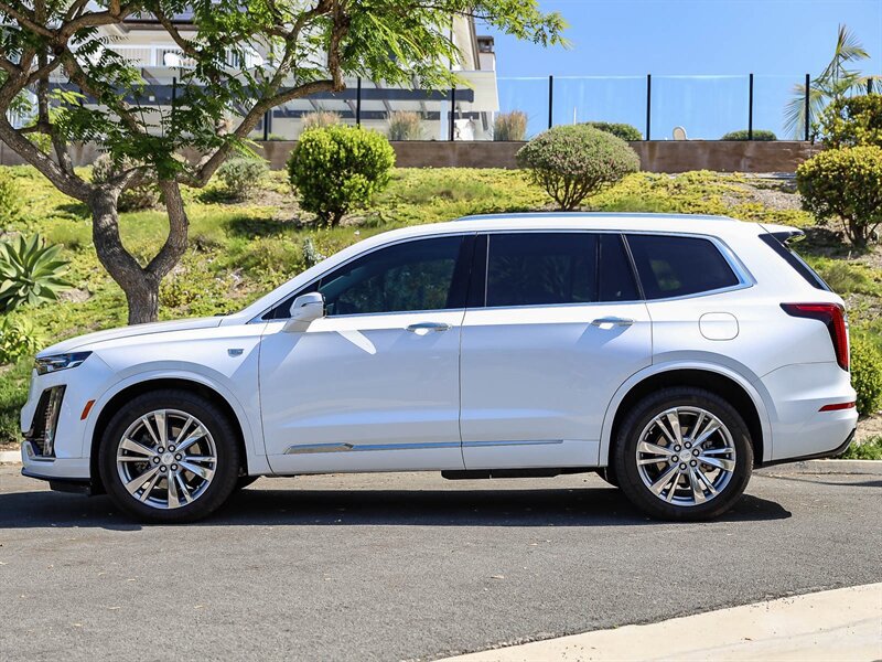 Used 2023 Cadillac XT6 Premium Luxury AWD/4WD image 2
