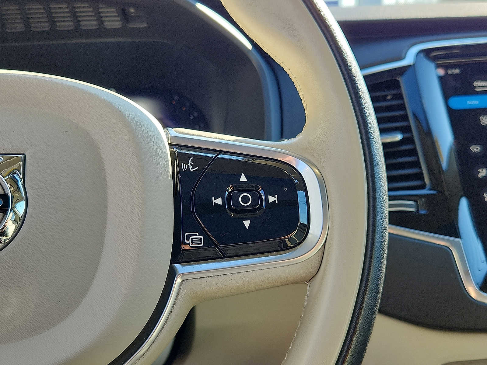 Certified 2023 Volvo XC90 B6 Plus w/ Protection Package Premier image 21