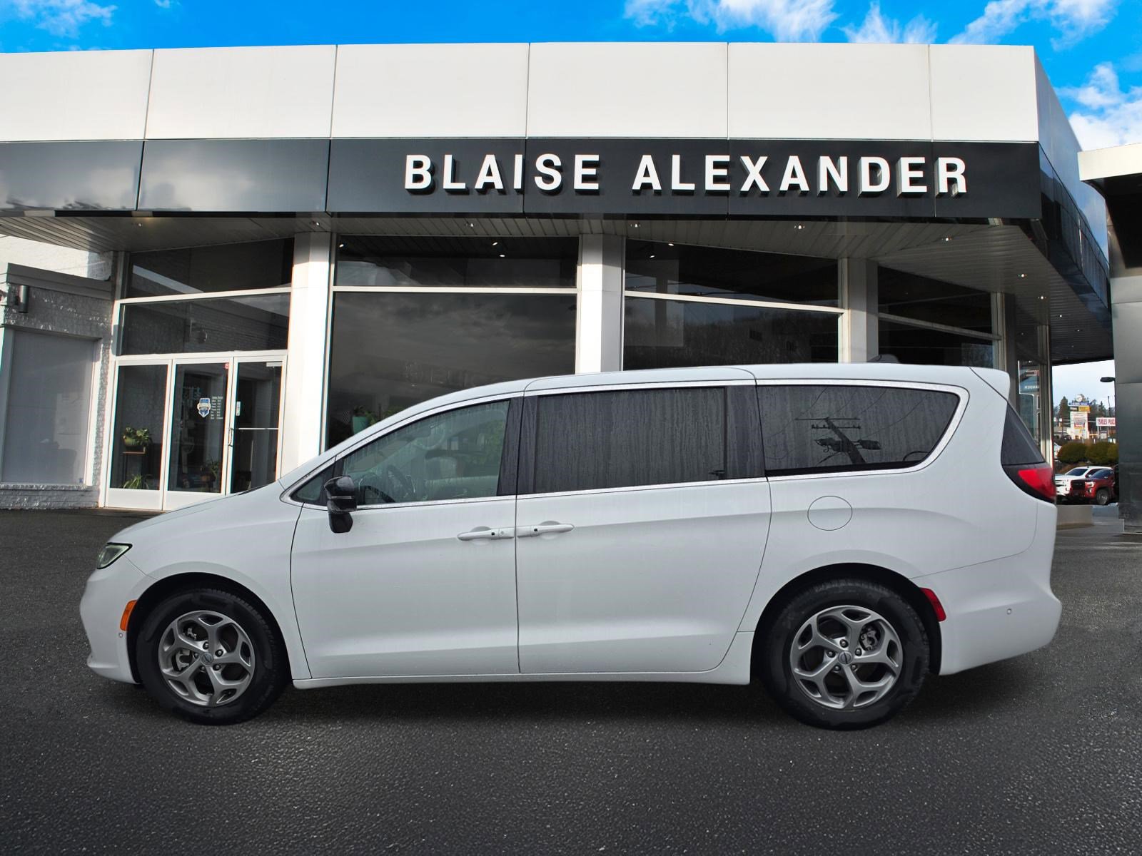 Used 2024 Chrysler Pacifica Limited image 8