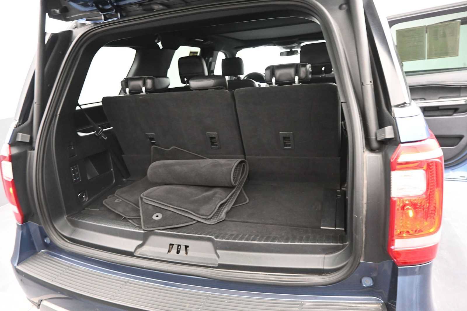 Used 2020 Ford Expedition XLT w/ Equipment Group 202A AWD/4WD image 13