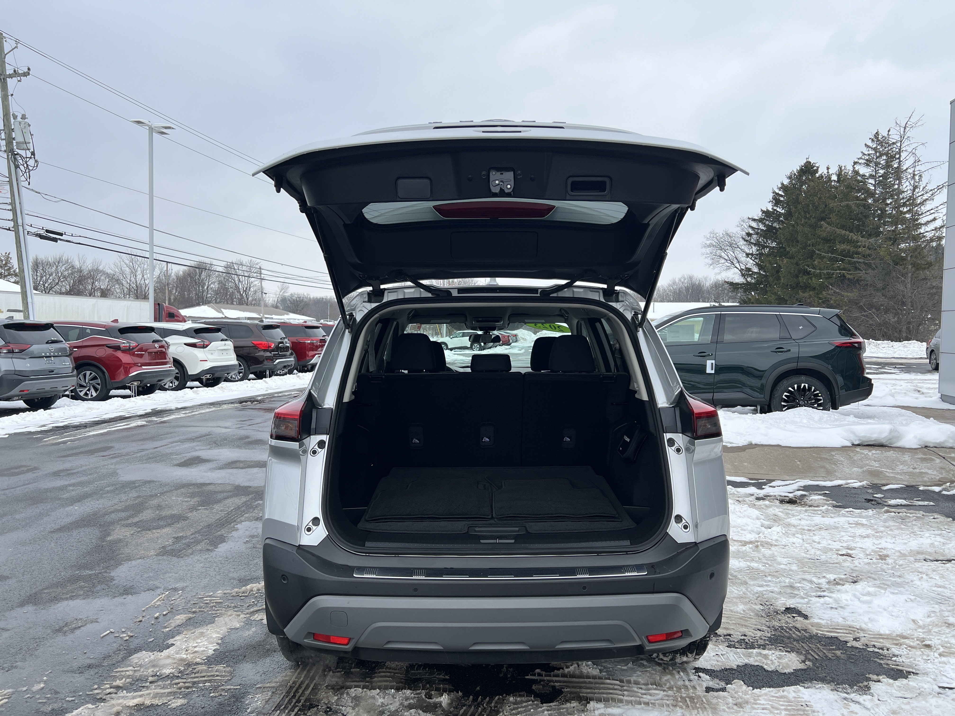 Used 2023 Nissan Rogue SV image 9