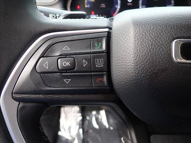 Used 2024 Jeep Grand Cherokee Laredo AWD/4WD image 14