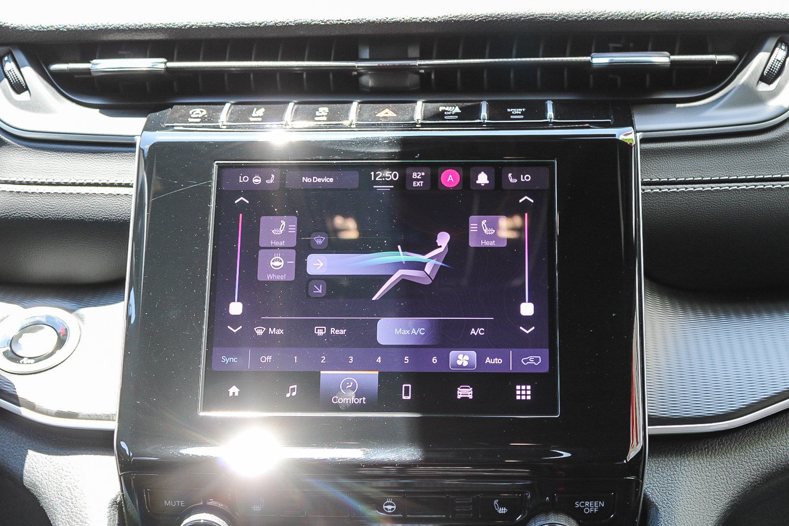 Used 2025 Jeep Grand Cherokee Altitude RWD image 17